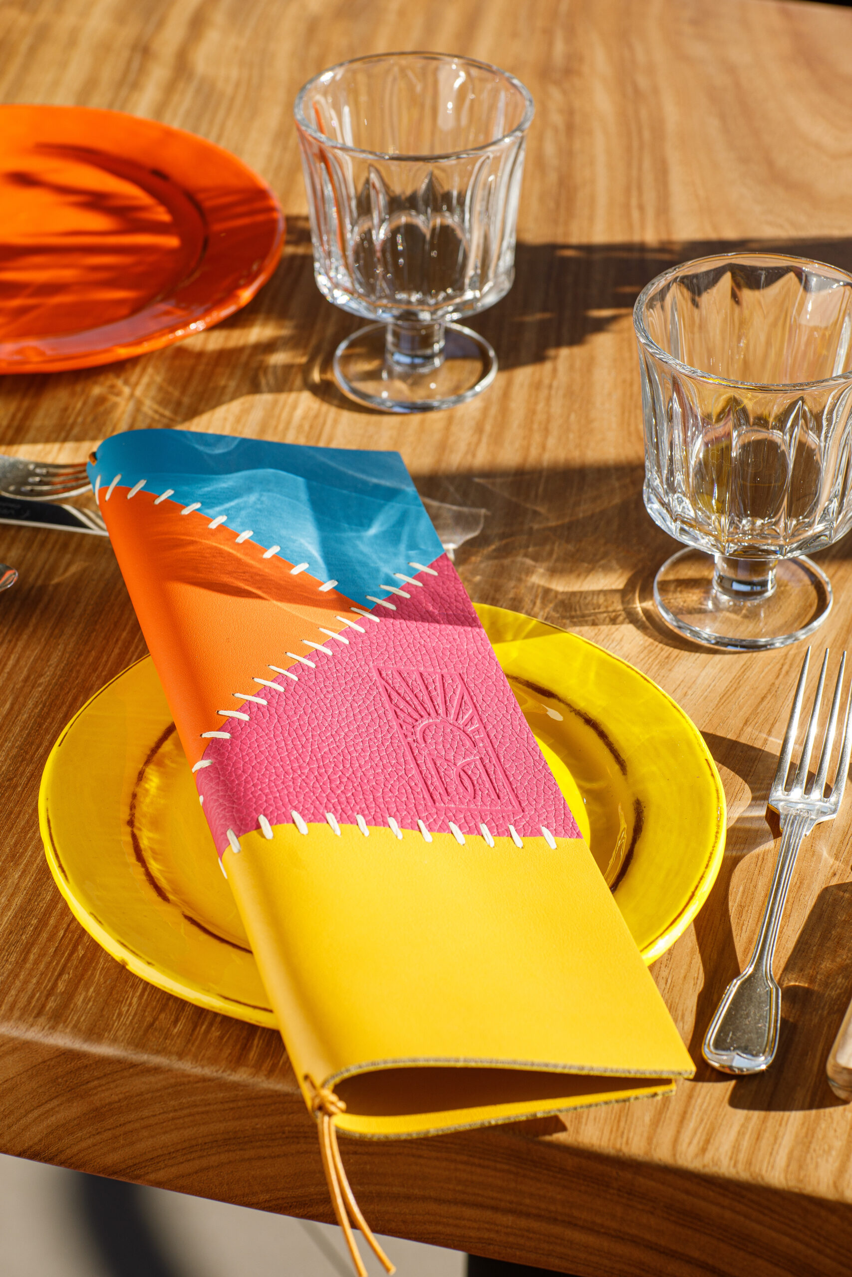 Menu en chute de cuir sur mesure pour Marius de Sébastien Sanjou par Soins Graphiques